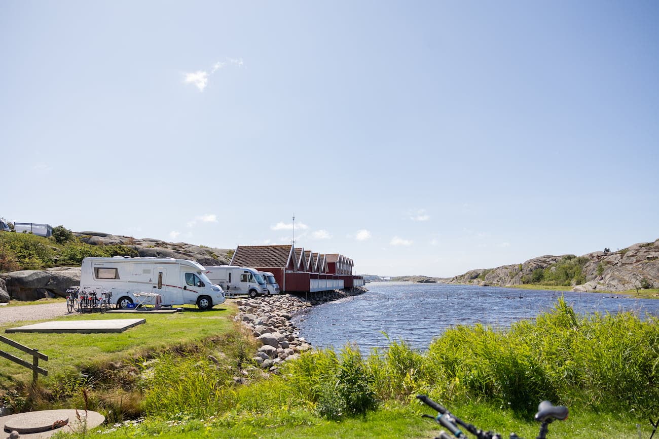 Bobilplass ved kysten i Kungshamn nær Smögenbryggan.