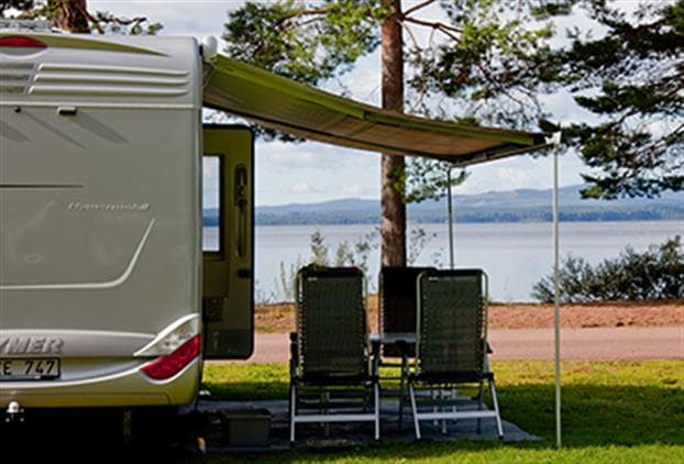 Husbilsplats med sjöutsikt på campingen First Camp Orsa - Dalarna