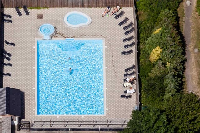 Aarhus Jylland bassengområde med solstoler