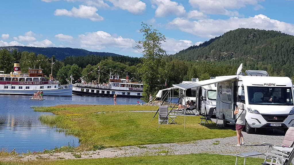 Bobilplass ved Telemarkskanalen med kajakk og sykling.