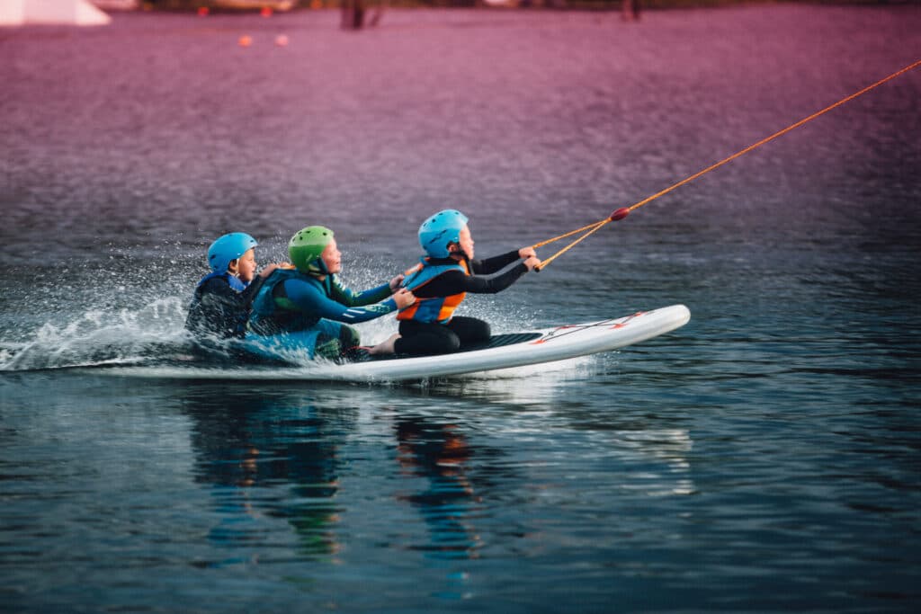 barn leker på knebrett i Norsjø Kabelpark, Norsjø - Telemark