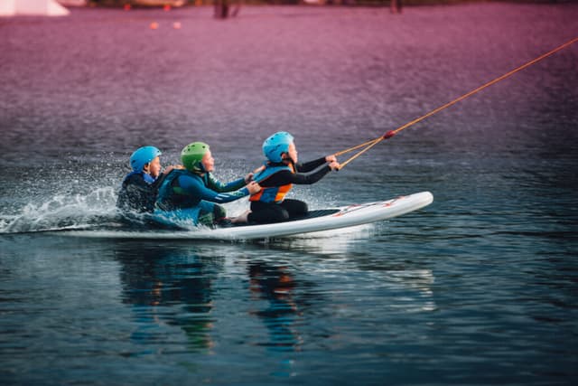 barn leker på knebrett i Norsjø Kabelpark, Norsjø - Telemark