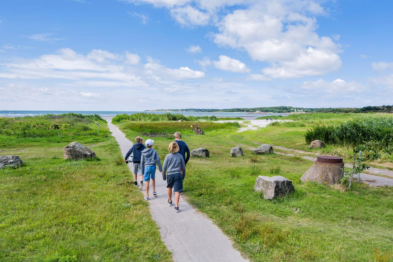 Camping i for- og ettersesongen på First Camp Kärradal – Varberg. Barn på vei til stranden.  