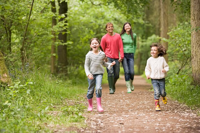 tur i skogen med familie