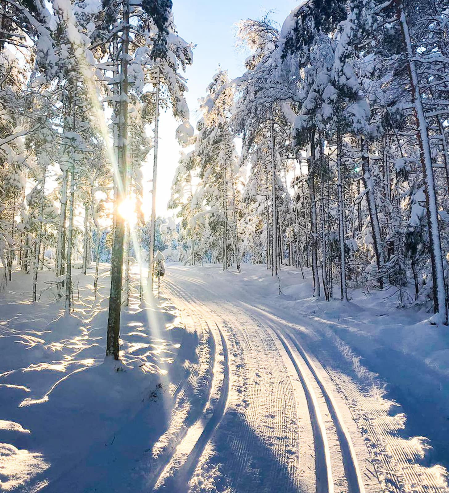 Vintercamping vid Sommarvik med nygjorda skidspår genom snön.