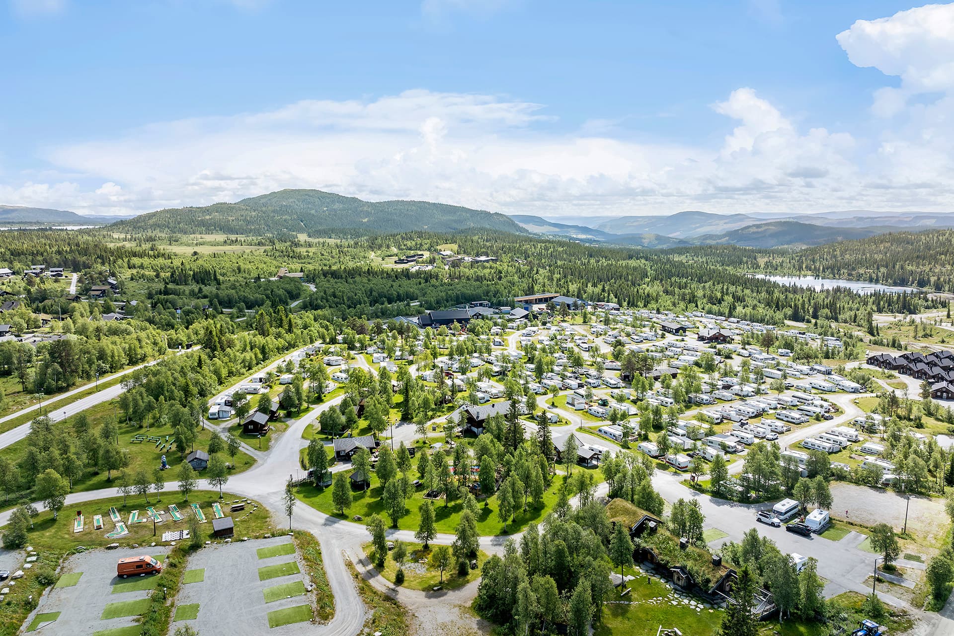 Romslige bobilplasser hos First Camp Beitostølen med utsikt mot fjellene