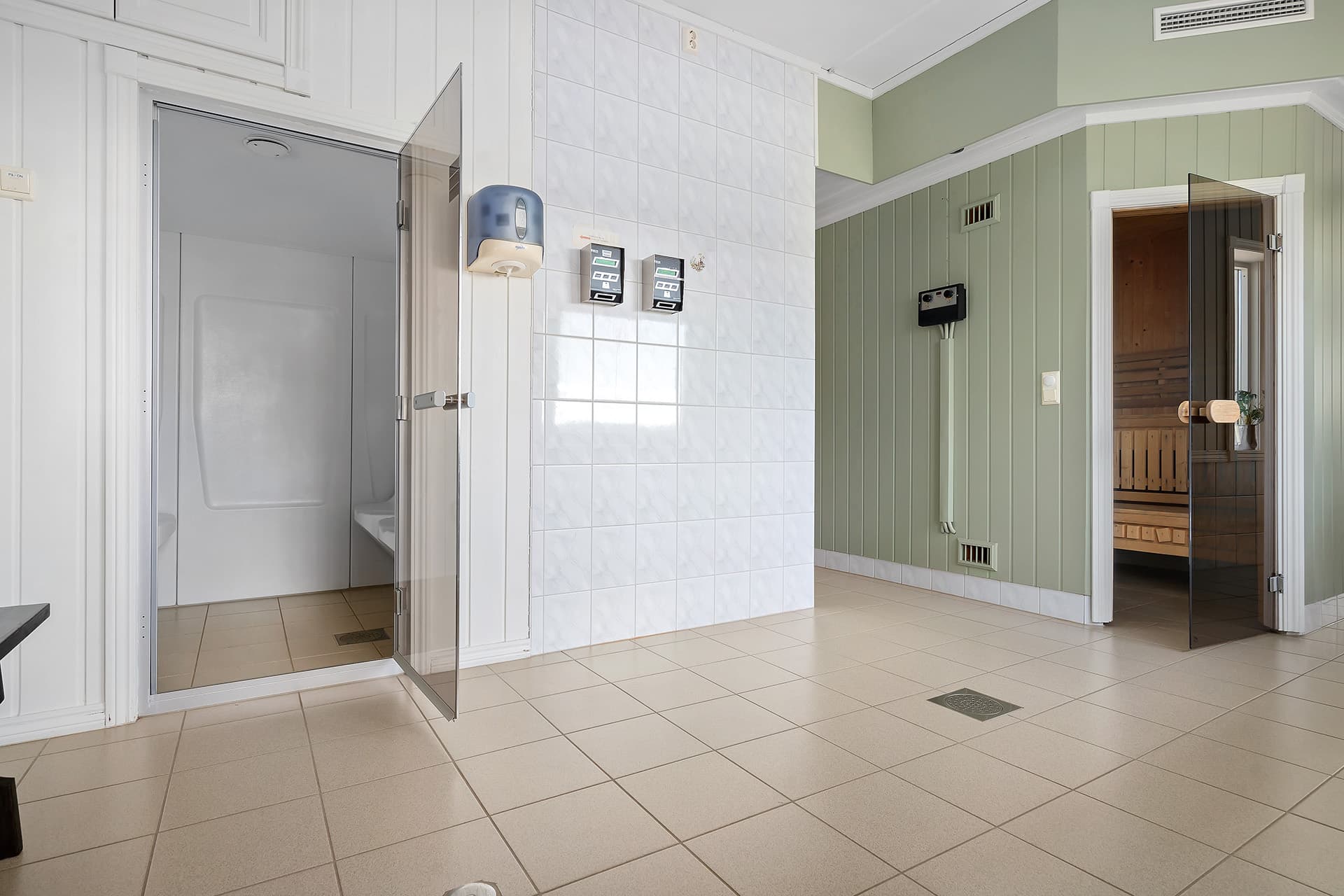 Velutstyrt servicehus på campingplass med kjøkken og vaskemuligheter