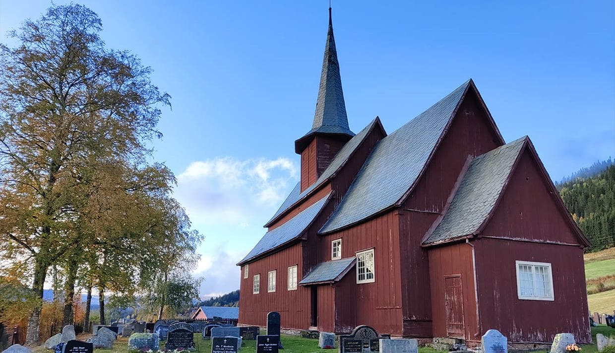 Hegge_stavkirke - Hegge stavkirke i Valdres omgitt av natur nær Beitostølen