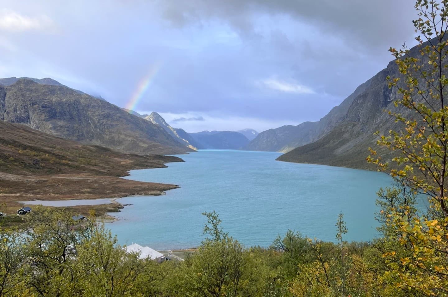 Båt på fjellsjøen Bygdin med fjellene i Jotunheimen nær Beitostølen