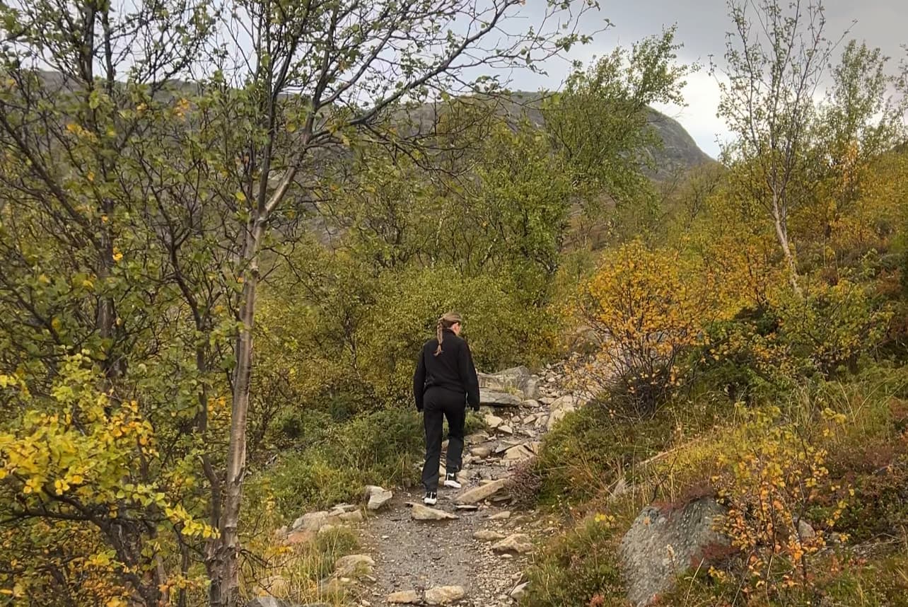 Turgåer på Knutshøe med dramatisk fjellutsikt nær Beitostølen