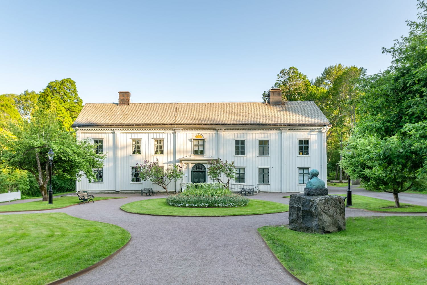 Alsters Herrgård i Karlstad med vacker herrgårdsmiljö och trädgård.