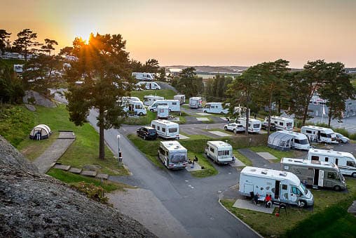 Campingtomt for campingvogn på First Camp City – Strömstad