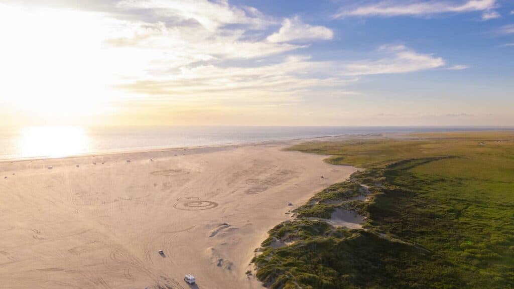 Drönarbild över stranden vid campingen Lakolk Strand