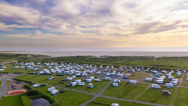 Drönarbild över campingområdet med stranden bredvid vid Lakolk