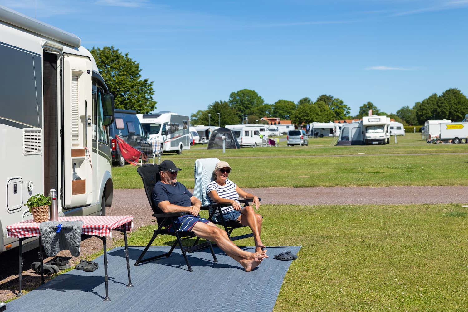 Solig dag på campingen med husbilsplatser på Gränna - Vättern
