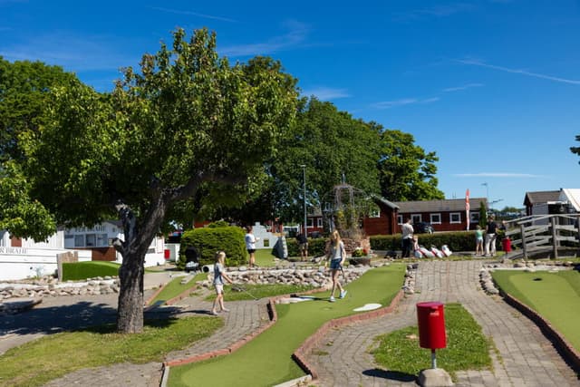 Äventyrsgolf på campingplatsen i Gränna