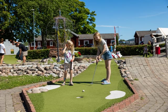 Barn som spelar minigolf på Campingen Gränna - Vättern i Jönköpings kommun