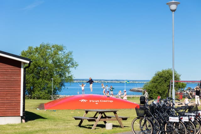 Barn hoppar hoppkudde och leker i Gränna