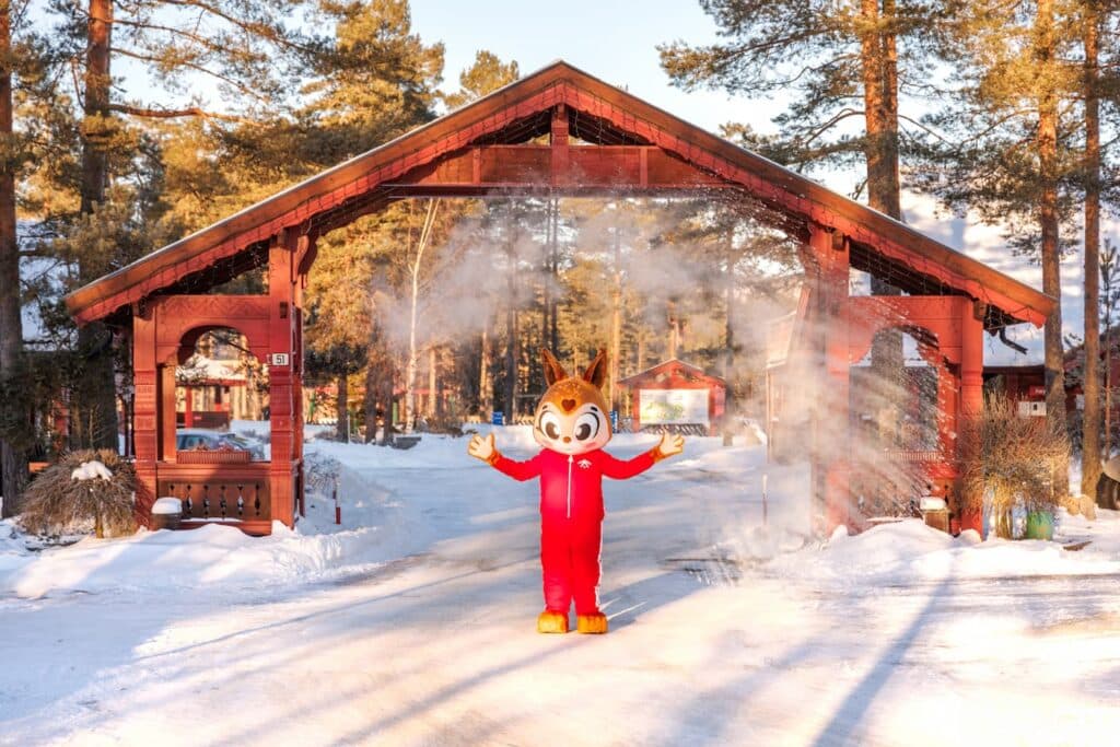 Yessi i inngangsportalen på Bø Telemark