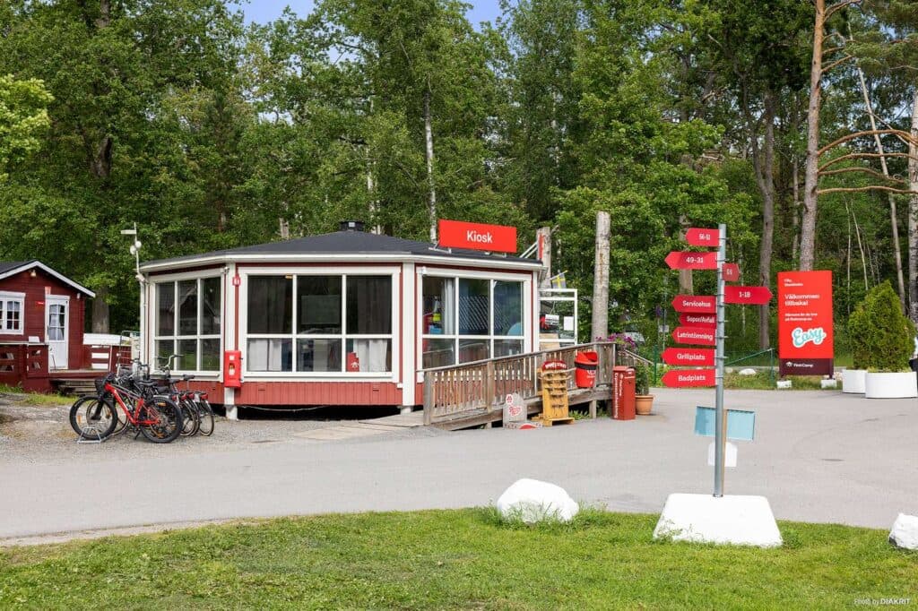 City Stockholm bild på utsidan av receptionen och skyltar över området.