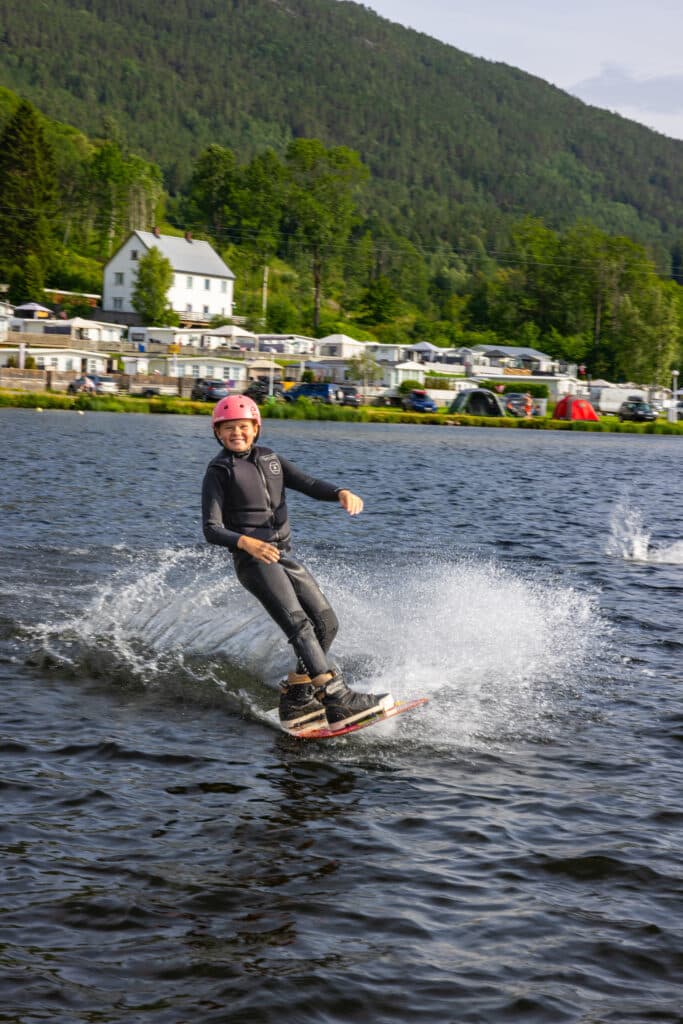 Glad jente på wakeboard, Norsjø Kabelpark
