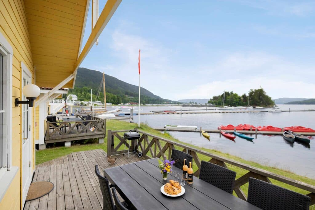 Strandhytta - stuga i norsjö - altan