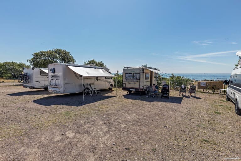 Stellplasser i Råå rett ved stranden og solnedgangen ved havet.