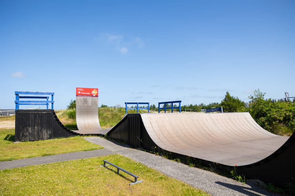 First Camp Klim Strand – camping ved stranden på Nordvestkysten med badeland og overnatning i hytter.