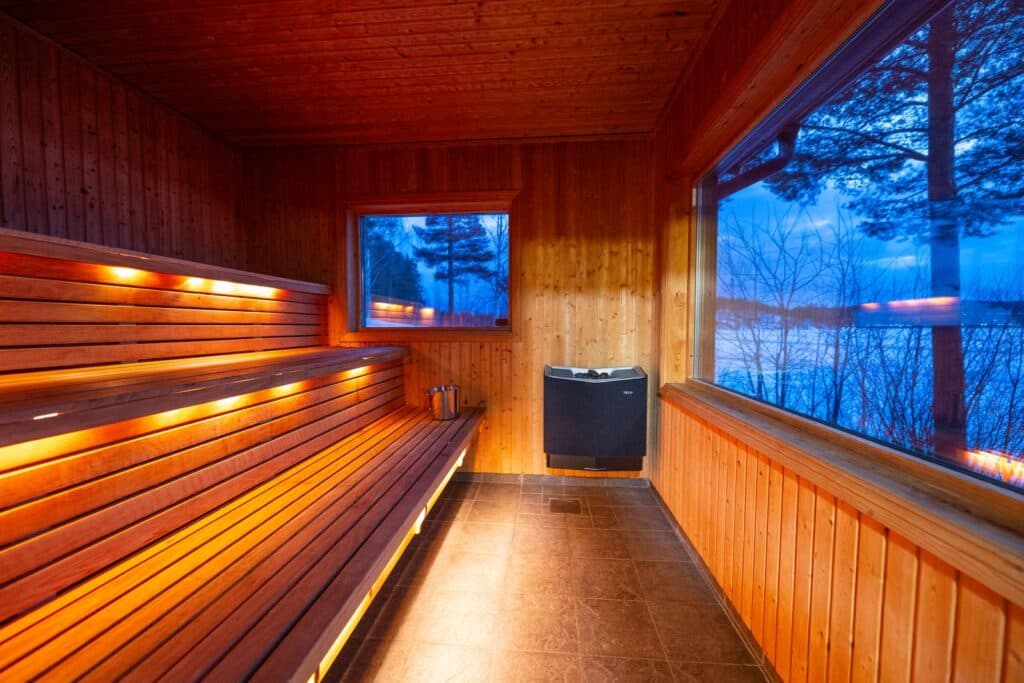 Relaxavdelning med bastu och pool på campingen First Camp Ansia i Lycksele