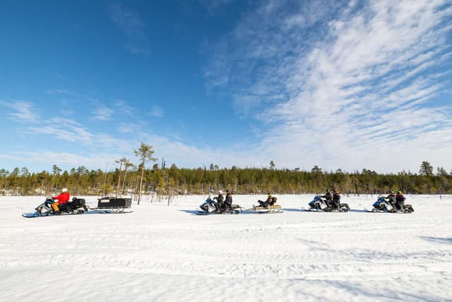 Vinteraktiviteter och snöskoter på campingen First Camp Ansia - Lycksele