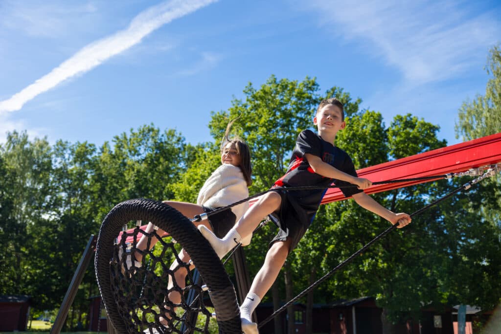 Gungor och lekplats för barn på campingen