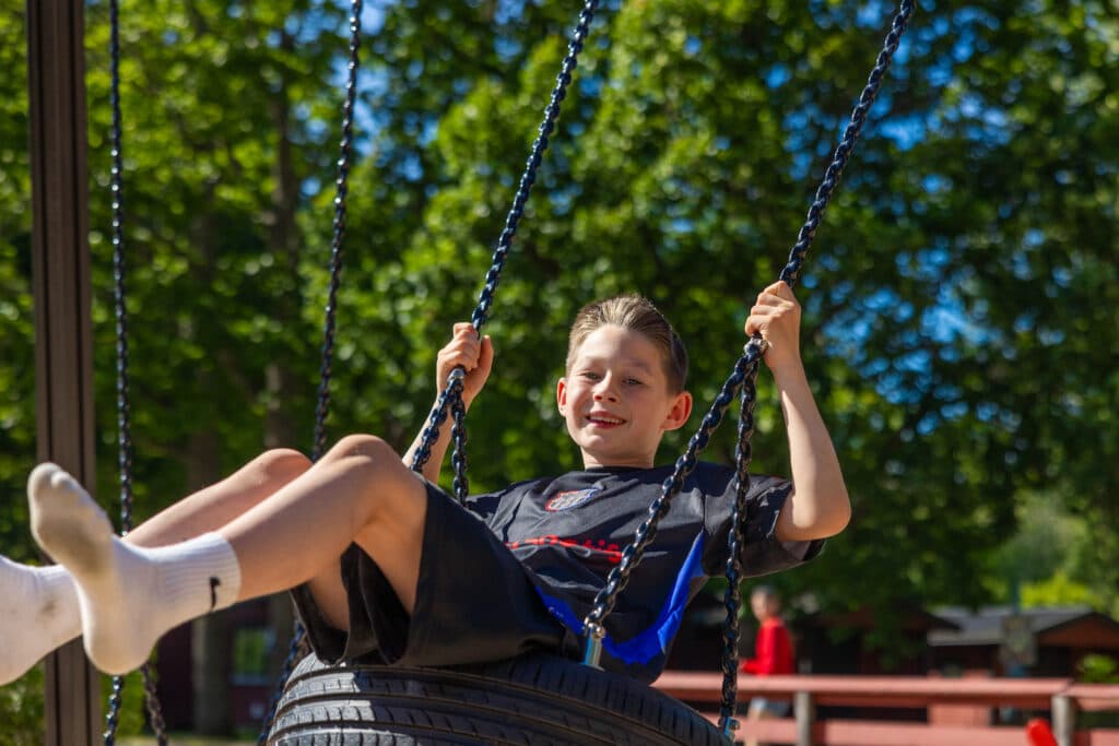 Gungor och lekplats för barn på campingen