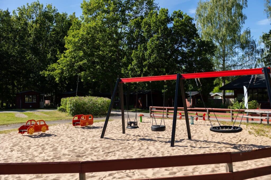 Gungor och lekplats för barn på campingen