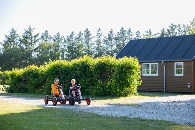 Gæster cykler fra Skagen camping til byen