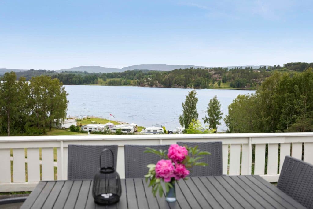 Utsikten - stuga i norsjö - altan