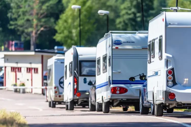 Bobiler i kø for å tømme tanken