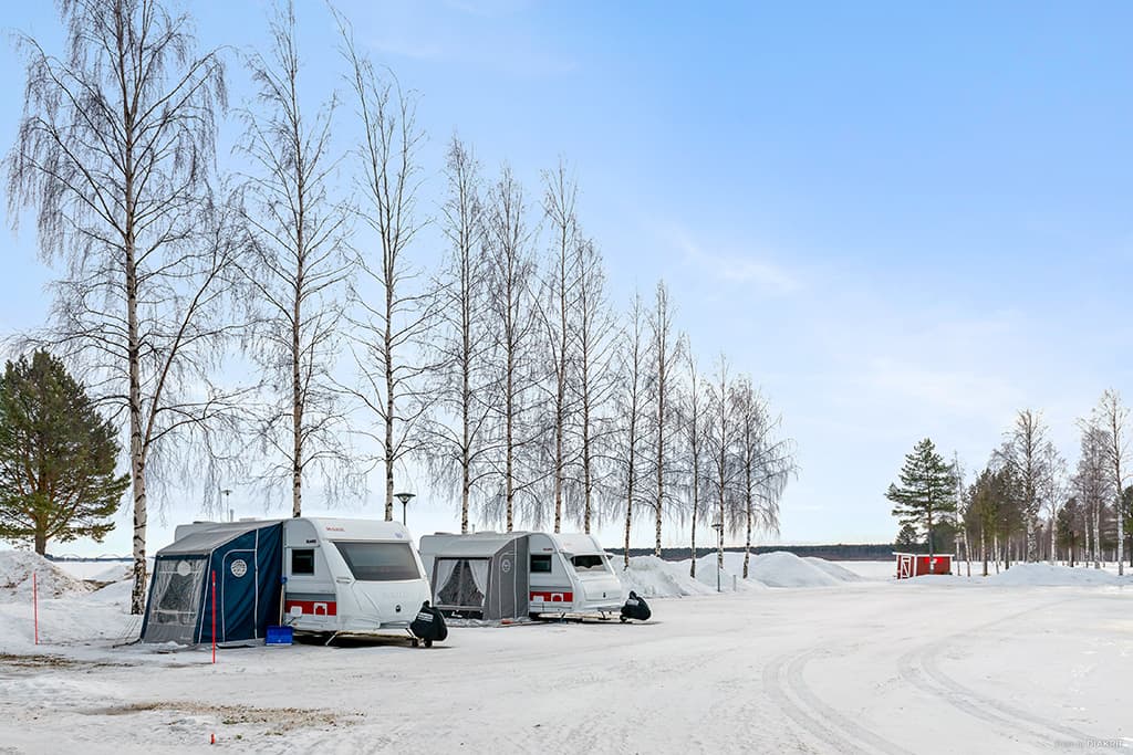Campingvogner i vinterlandskap