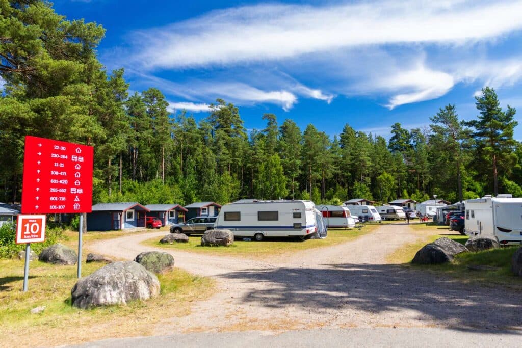 Campingområdet och husvagnar som står i naturen på Skara Sommarland camping