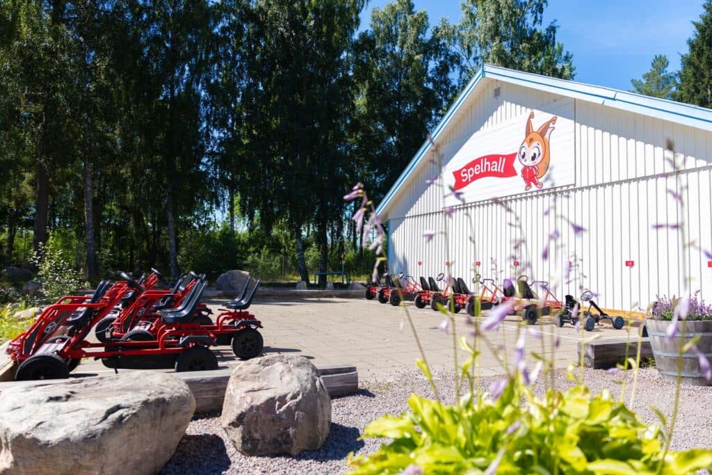 Bild utifrån spelhallen på Skara Sommarland camping