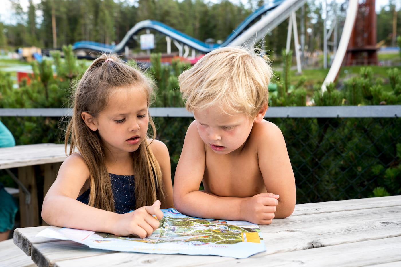 Barn med områdekart Bø Sommarland Telemark