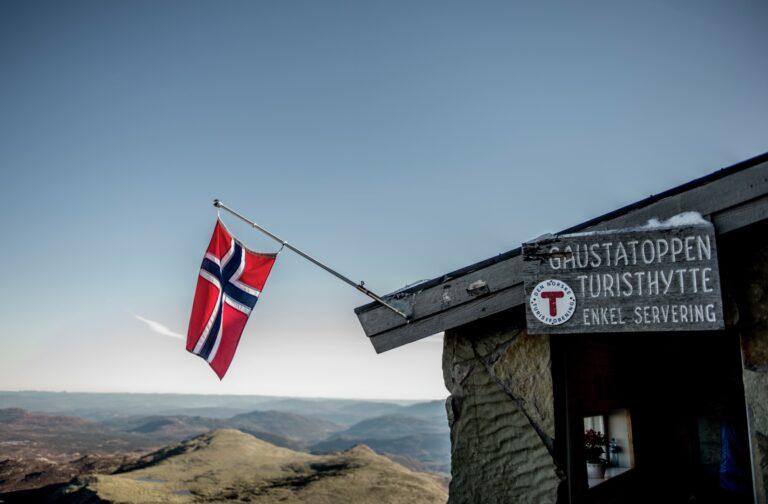 Gaustatoppen turisthytte med norsk flagg, Telemark