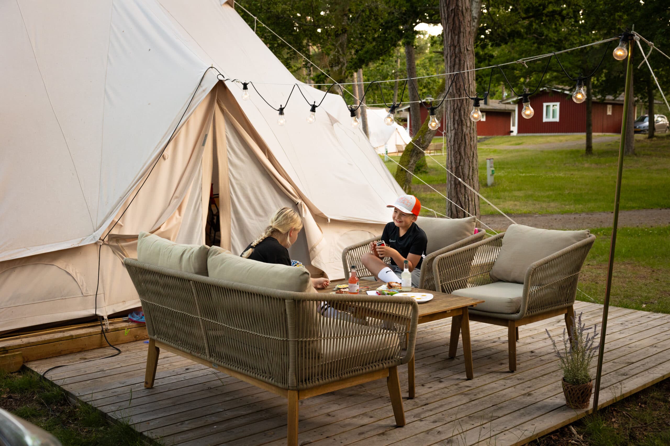 Umgås på altanen utanför glampingtältet i Torekov