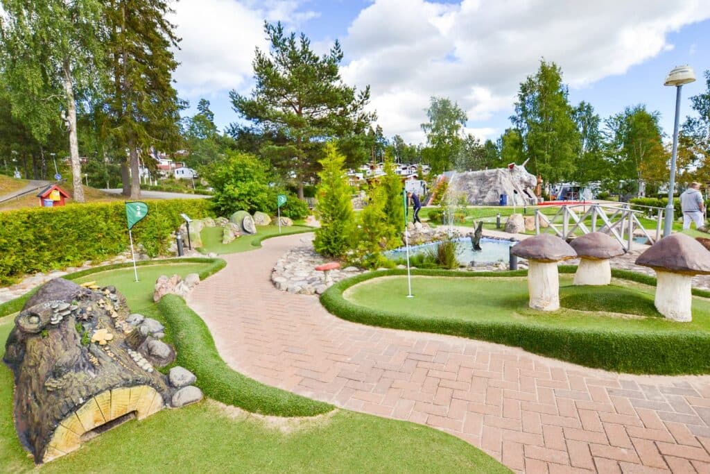 Äventyrsgolfbana i naturskön miljö på campingen Sommarvik - Årjäng