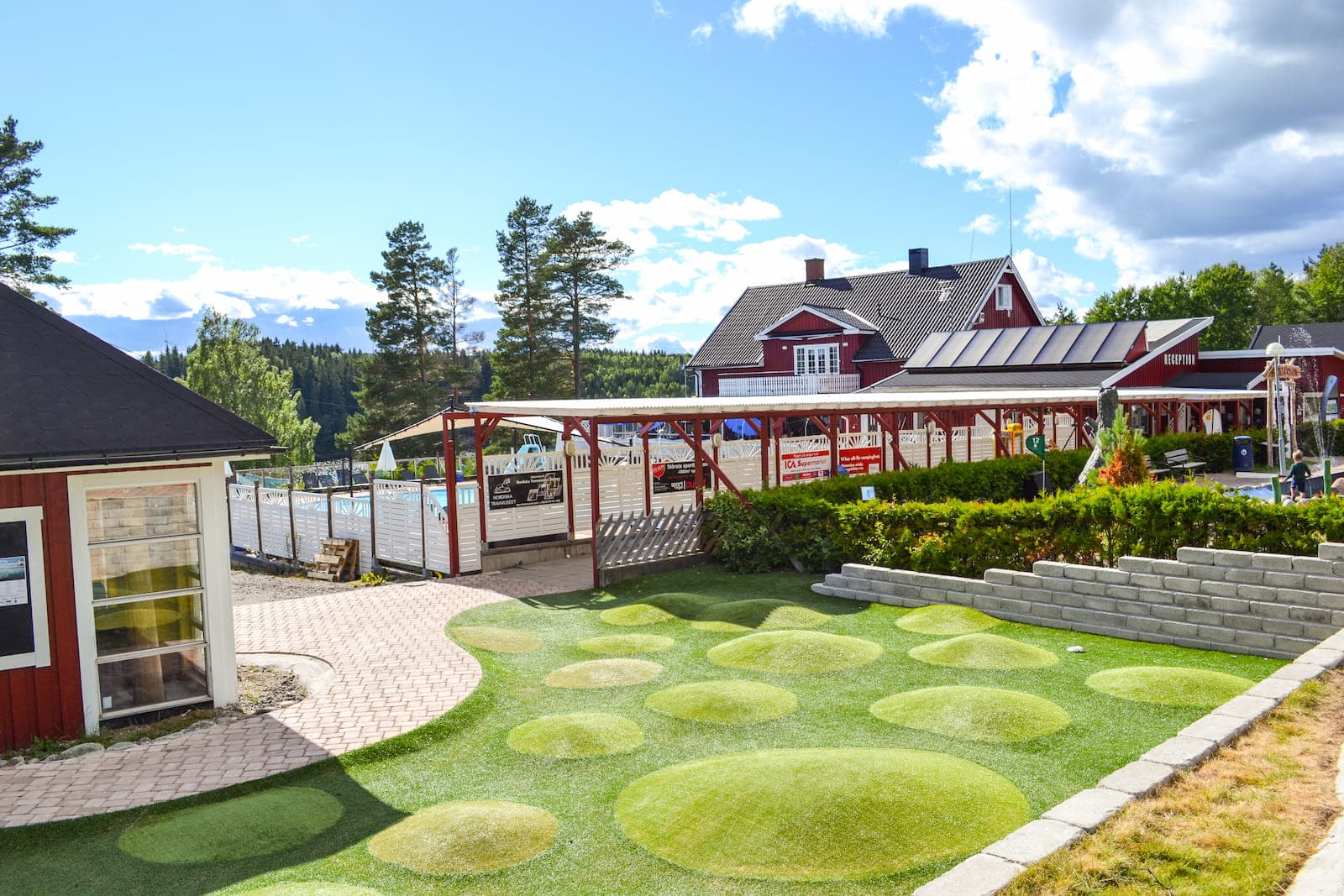Äventyrsgolfbana i naturskön miljö på campingen Sommarvik - Årjäng