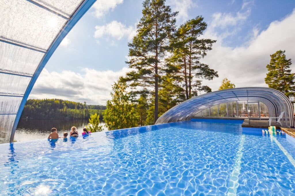 Glada gäster som svalkar sig i poolen på campingen en solig dag