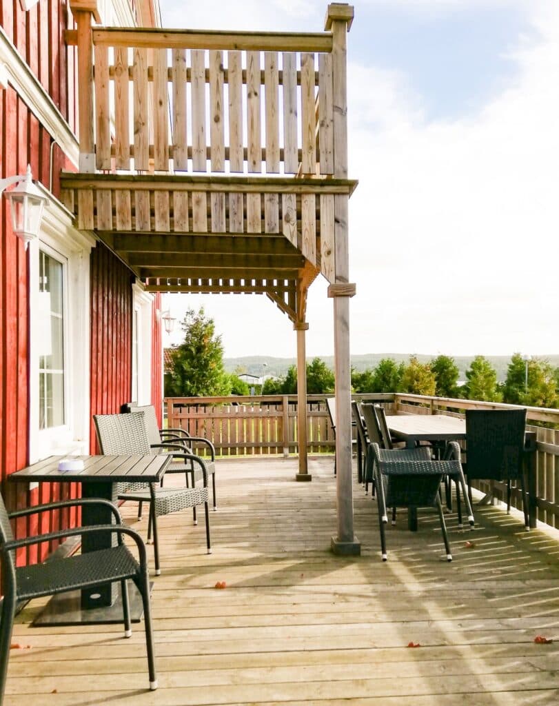 Exteriör med altan för stugan Syrenen på Haganäset.