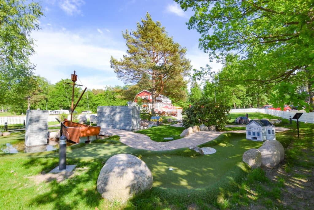 Äventyrsgolf och aktiviteter på campingen First Camp Herrgårdsliv - Kristinehamn