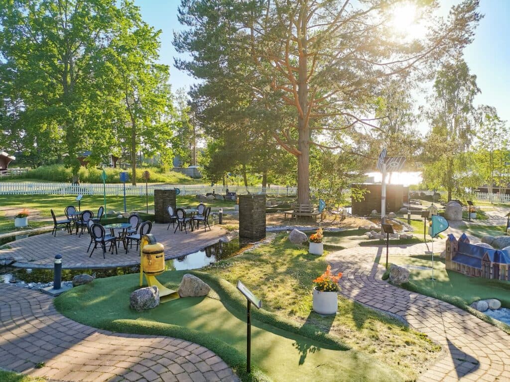 Äventyrsgolf och aktiviteter på campingen First Camp Herrgårdsliv - Kristinehamn