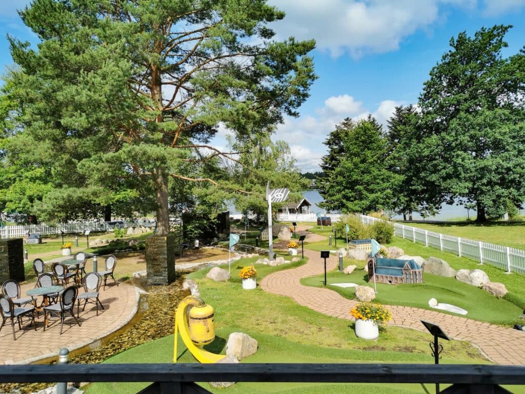 Äventyrsgolf och aktiviteter på campingen First Camp Herrgårdsliv - Kristinehamn