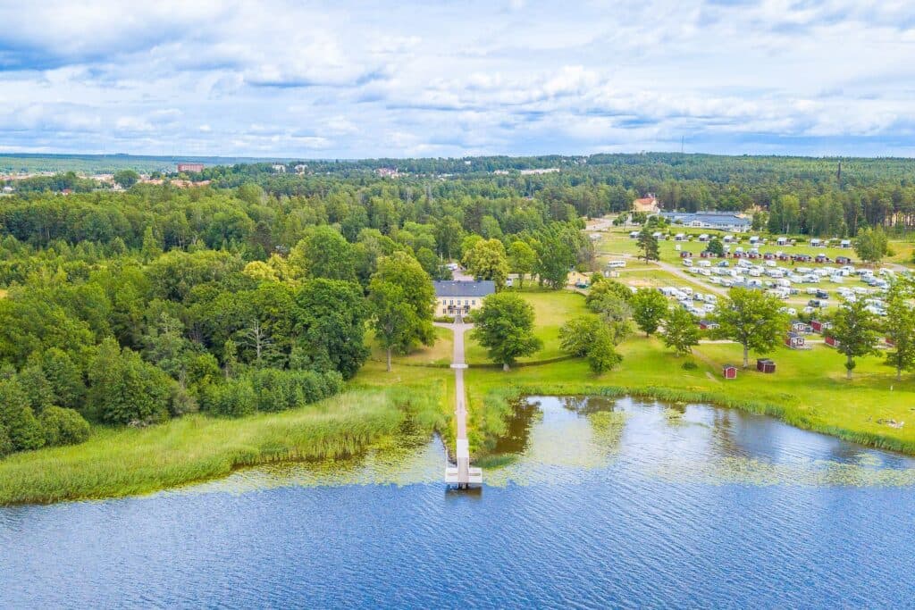 First Camp Herrgårdsliv - Kristinehamn ligger precis vid vattnet med platser för dig med husvagn, husbil och tält, och flera myciga stugor